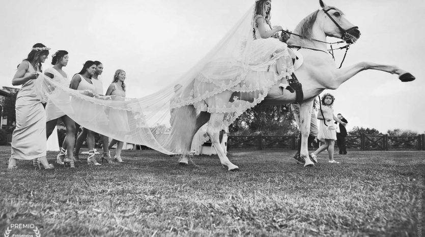 Fotografi di matrimoni estivi naturali di Guiuzkoa Jorge Elisburu e Virginia OlallI migliori fotografi in Spagna 180607 caballo