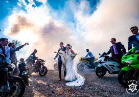 Novios moteros boda con motocicletas humo