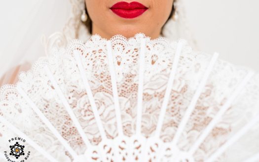 Mujer con abanico y labios rojos