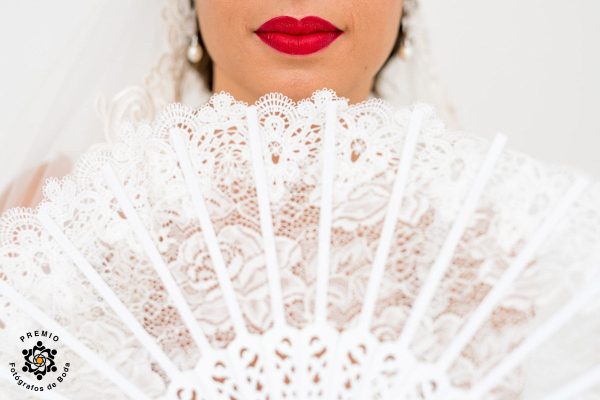 Mujer con abanico y labios rojos